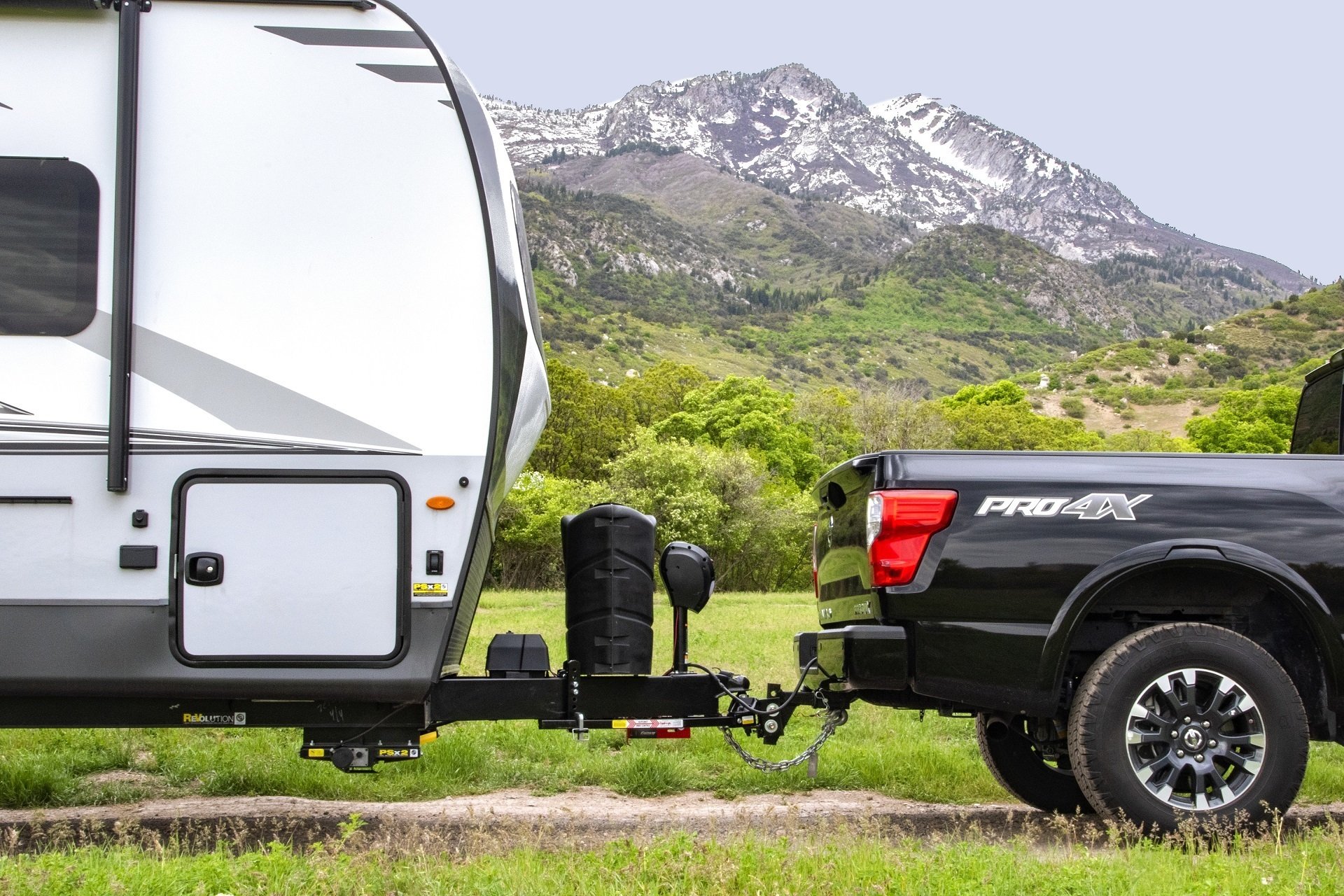 Best Weight Distribution Hitch for a 30 ft Travel Trailer (2026 Guide)
